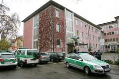 Polizeiautos stehen am Mittwoch (6. Dezember) vor dem Technischen Gymnasium in Offenburg (Ortenaukreis), das der 18-Jährige besucht hatte. (Foto: dpa)