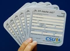 Bierdeckel mit dem Antrag auf eine Mitgliedschaft in der CSU: Auf Initiative von Generalsekretär Markus Söder sollen sie jetzt in bayerischen Kneipen und Restaurants verteilt werden. (Foto: dpa)