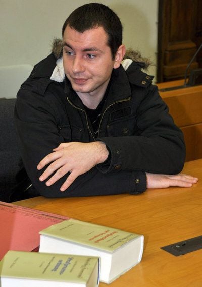 Der 23-jährige Täter im Saal des Landgerichts Amberg (Oberpfalz). (FOTO: DPA)