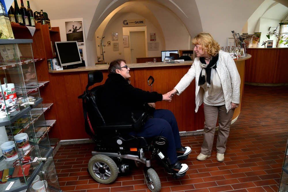In der Tourist-Information kann sich Erika Schöppe problemlos im Rollstuhl nach interessanten kulturellen Angeboten erkundigen. Die Mitarbeiterinnen, hier Kathrin Kotzian, helfen ihr gern weiter.