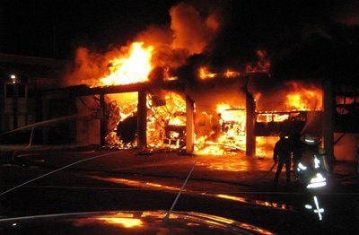 Fahrzeughalle der Freiwilligen Feuerwehr brennt (FOTO: DDP)