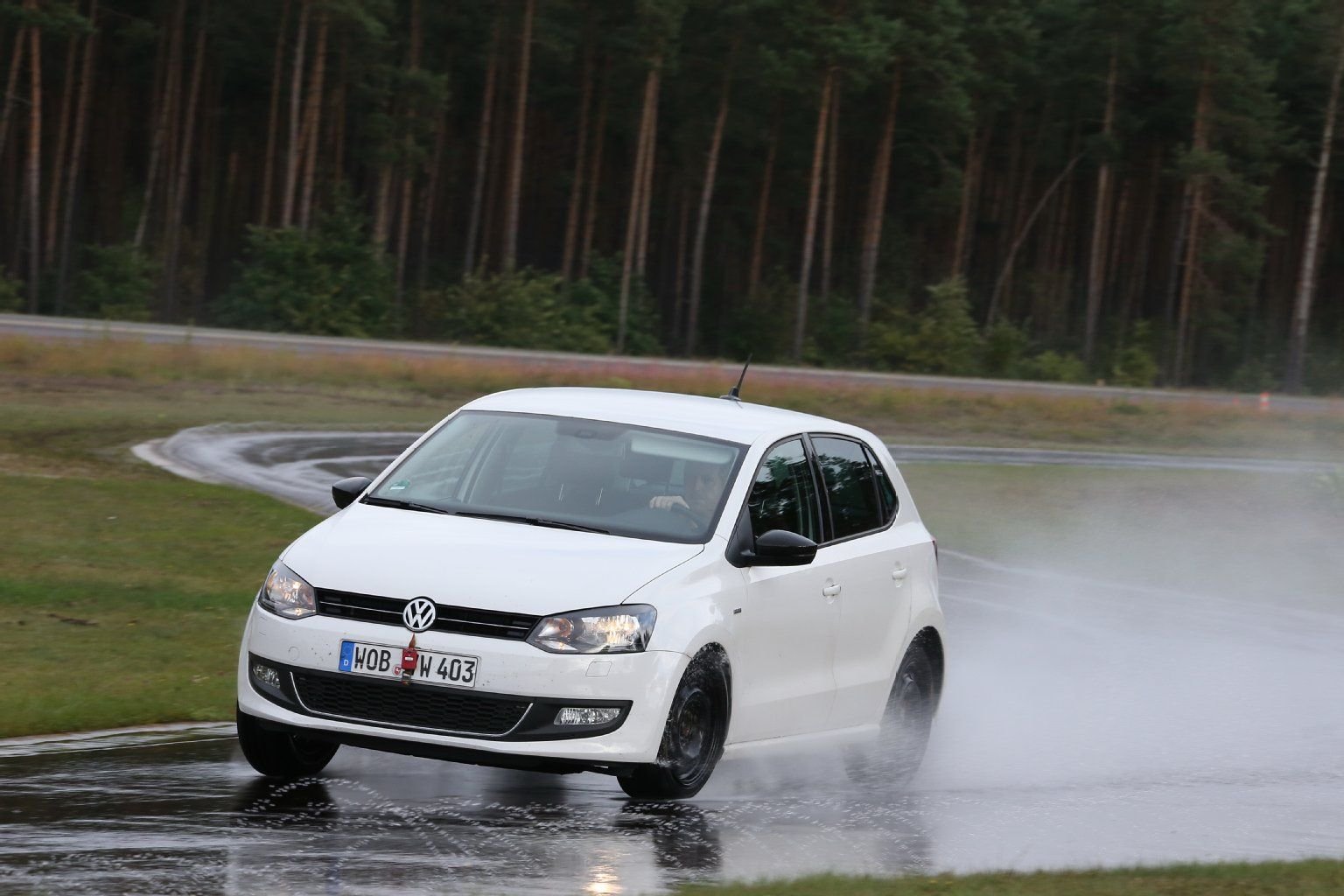 Besonders auf nasser Fahrbahn haben viele Sommerreifen im ADAC-Test 2013 besser abgeschnitten als in den Jahren zuvor.