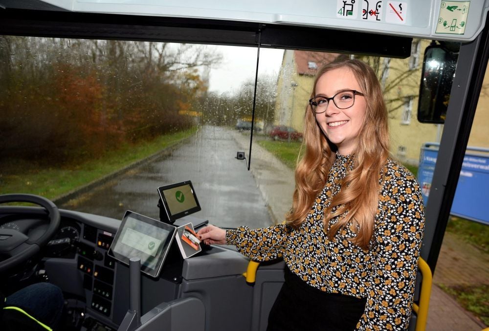 Josefine Kral testet die neue Jugendregiocard, die ab Januar 2020 eingeführt wird, schon einmal im Bus.