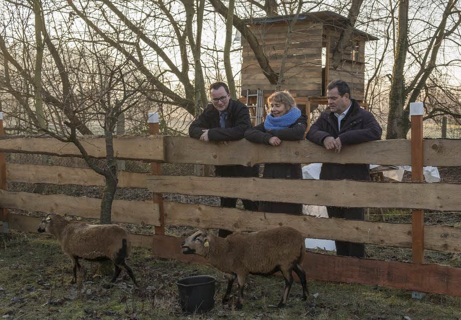 Die Mitarbeiter vom Ökogarten Quedlinburg können sich erneut über eine Spende freuen. Brita Appelt nahm diese von Holger Paschke und Heiko Gabriel vom Quedac-Autohaus entgegen.