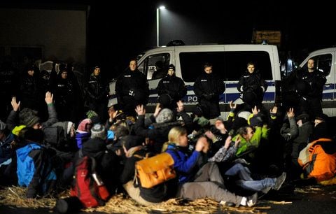 Demonstranten blockieren in Grohnde (Landkreis Hameln-Pyrmont) einen Transport von Plutonium-Brennstäben aus der britischen Wiederaufbereitungsanlage in Sellafield. (FOTO: DPA)