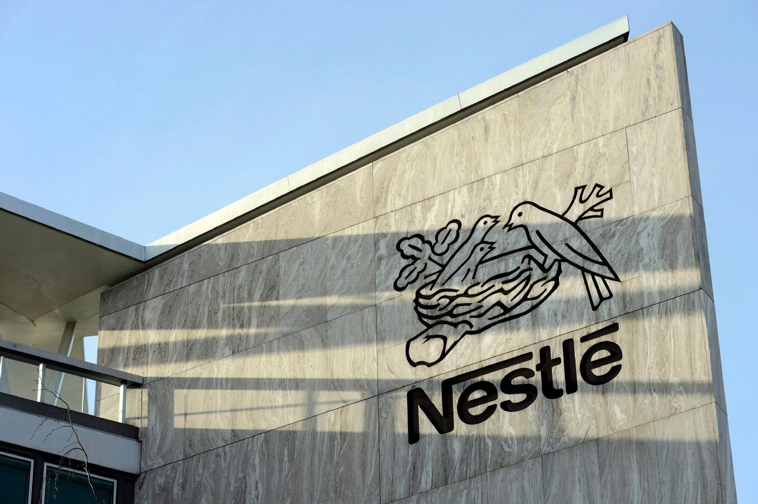 Am Hauptsitz von Nestlé in Vevey (Schweiz) ist das Logo des Nahrungsmittelkonzerns zu sehen.