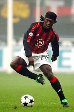 AC Mailands niederländischer Mittelfeldspieler Clarence Seedorf am Ball am 03.11.2002 im heimischen Meazza-Stadion. Der 27-Jährige strebt im Final-Duell gegen den Liga-Rivalen Juventus Turin seinen dritten Champions League-Titel an. (Foto: dpa)
