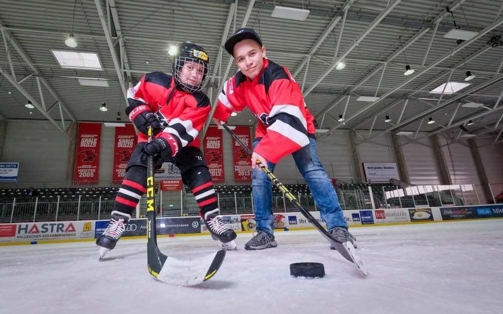 Der neunjährige Ben (links) und sein zwölfjähriger Bruder Lennart sind Feuer und Flamme für den Eishockeysport.