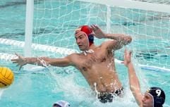 Torwart Alexander Tchigir hält den Wurf eines Spielers aus Kroatien. (Foto: dpa)