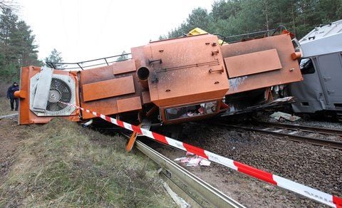Auf der Bahnstrecke Berlin-Rostock liegen am 28.11.2010 in Neustrelitz die verkeilten Loks und Waggons auf den Gleisen. (FOTO: DPA)