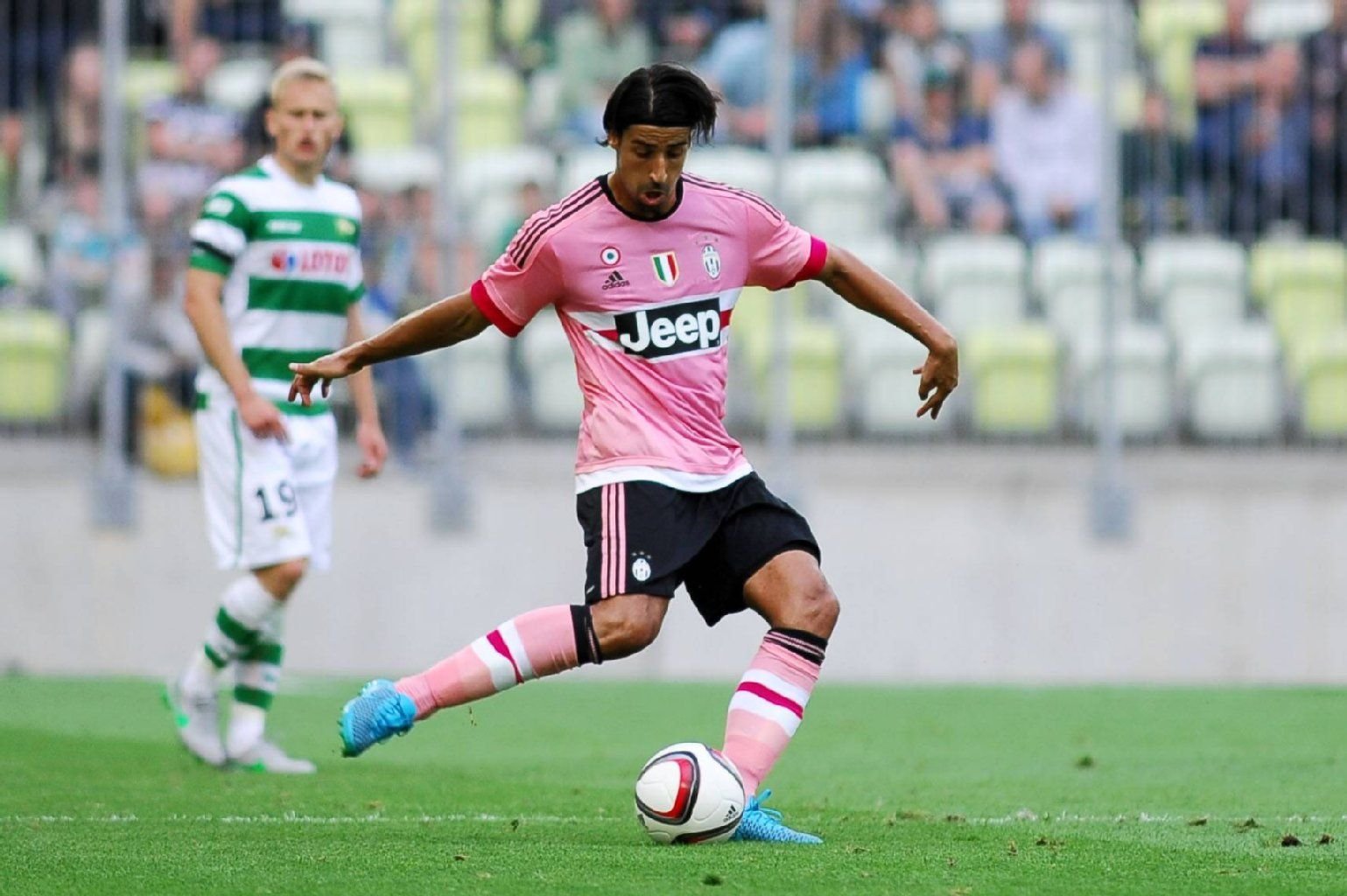 Sami Khedira im pinken Auswärtsdress von Juventus Turin.
