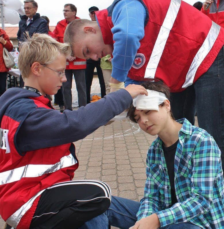 Bei der realistischen Unfalldarstellung versorgen Matteo Fischer (re.) und Hannes Geißler die Kopfwunde des verletzten Alexander Siegert.