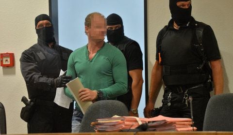 Der Angeklagte Daniel K. wird von Beamten in den umfangreich gesicherten Verhandlungssaal des Landgerichts Halle (Saale) gebracht (FOTO: DPA)