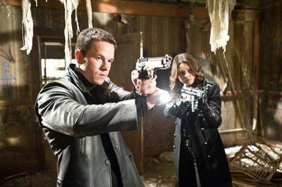 Cop Max Payne (Mark Wahlberg) und die Auftragskillerin Mona (Mila Kunis) in einer Szene aus «Max Payne». Nach dem brutalen Mord an seiner Familie versucht der Cop Max Payne hinter das Geheimnis des Verbrechens zu kommen und die Täter zu finden. Dabei muss er mit Mächten kämpfen, die nicht von dieser Welt zu sein scheinen. (FOTO: DPA)