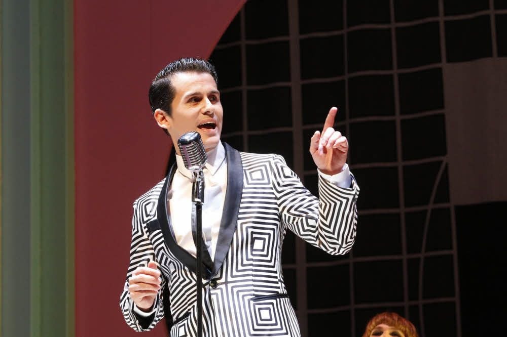 Janko Danailow in „Hairspray“ in der Rolle eines Moderators