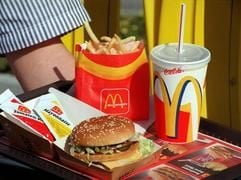 Übermäßige Mengen an Süßigkeiten, Limonadengetränken, Fast Food und fettreichen Lebensmitteln können bereits bei Kindern zu schweren Erkrankungen führen. (Foto: dpa/Archiv)