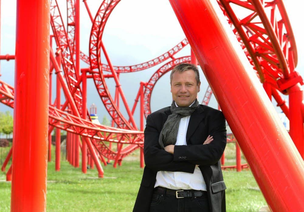 Belantis-Chef und Eigner Erwin Linnenbach steht unter der großen Achterbahn „Huracan“. Sie lockt viele Besucher in den Freizeitpark.