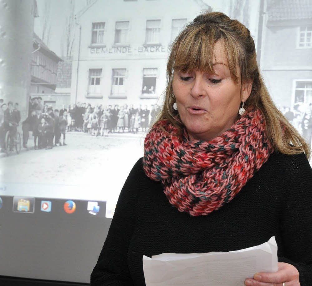 Ellen Janietz-Gude erinnerte das Publikum an das alte Gemeindebackhaus, genannt „das Backs“.