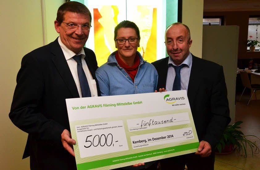 Klaus Köhler (r.) und Bernhard Rixen (l.) überreichten Anja Schneider einen Scheck in Höhe von 5000 Euro.