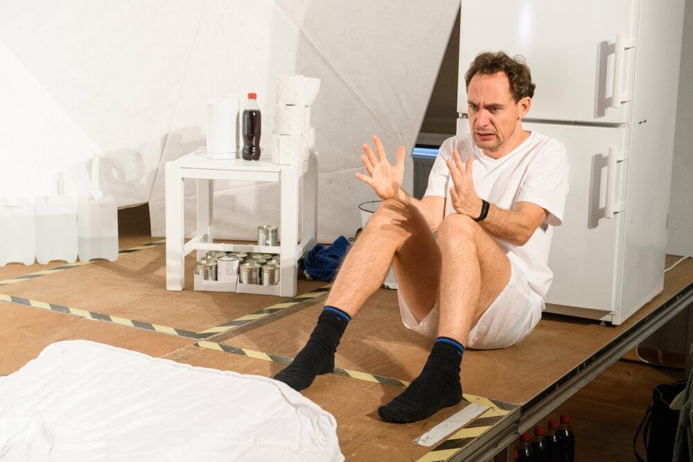 In der Naumburger „Finnisch“-Inszenierung spielt Jörg Vogel - sollte für die Theater wirklich nach vier Wochen die Zwangspause beendet werden - jenen jungen Mann, der mit großer Angst vor der Außenwelt in der Isolation steckt, die wiederum das Ungeheuer in ihm zutage fördert.