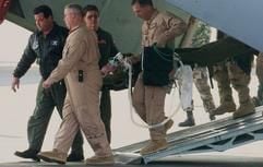 Ein verletzter US-Soldat wird auf der US-Air-Base im rheinland-pfälzischen Ramstein aus einer Transportmaschine vom Typ C-141 "Starlifter" zu einem wartenden Krankentransporter getragen. (Foto: dpa)