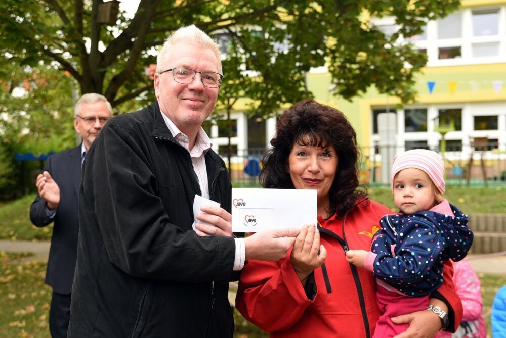 Awo-Geschäftsführer Frank Pelzer überreicht einen Scheck an Kita-Leiterin Martina Thomas.