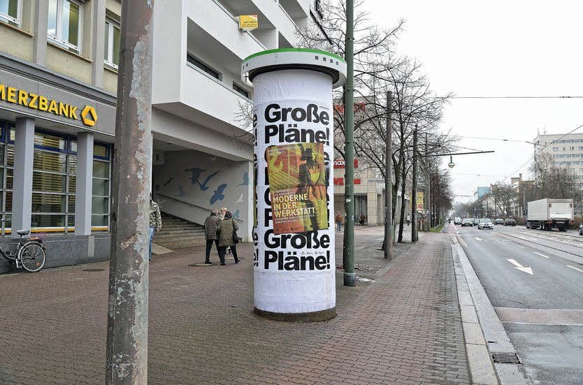 An alten Litfaßsäulen wird für die Moderne geworben.