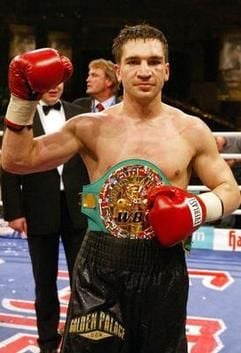 Markus Beyer, WBC-Weltmeister im Supermittelgewicht, präsentiert 2003 in der Leipzig-Arena seinen Weltmeistergürtel (Foto: dpa, Archiv).