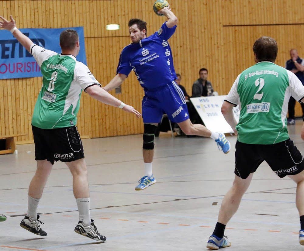 Reik Topat (Blau) wird nun doch weiter im Trikot der HSG Wolfen spielen.
