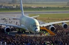 Airbus-Mitarbeiter stehen am Dienstag (8. November 2005) um den Großraum-Airbus A380 nach seiner ersten Landung auf dem Werksflugplatz in Hamburg-Finkenwerder herum. (Foto: dpa)