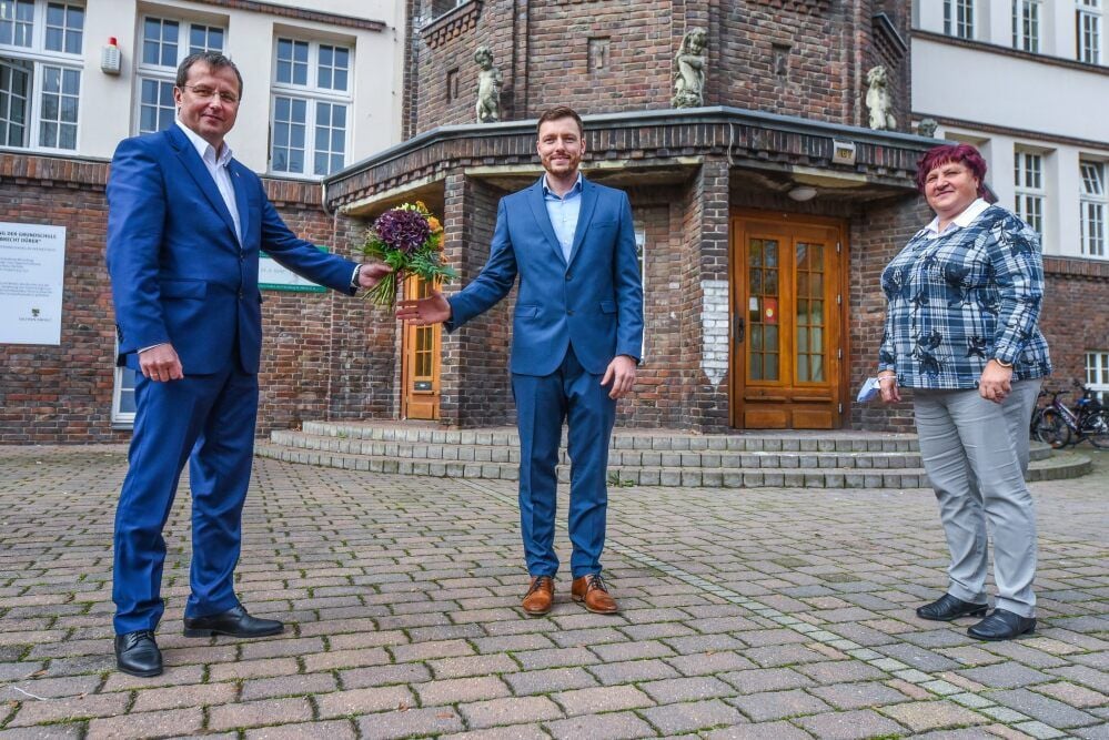 Anke Thiele (r.) hat Armin Kilz (M.) zum neuen Schulleiter ernannt. OB Jens Bühligen gratuliert.
