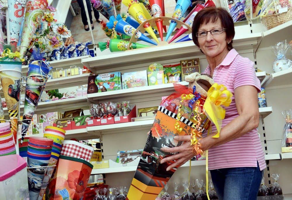 Bettina Kunkel aus dem Süßen Laden zeigt eine ihrer selbstgefüllten Zuckertüten. Sie können bis zu 3,5 Kilogramm wiegen.