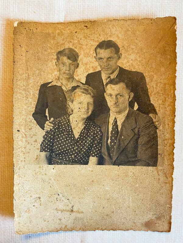 Die Eltern Gertrud und Richard Schmidt im Herbst 1943 mit den Söhnen Eberhard und Gerhard.