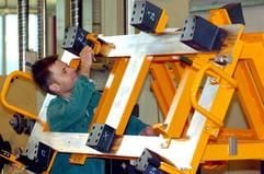 Der Montageschlosser Carsten Lüders arbeitet in der Sondermaschinenbau Calvörde GmbH an einem Teil für eine Werkzeugmaschine, die für den Automobilbau bestimmt ist (Foto vom 19.10.2004). (Foto: dpa)