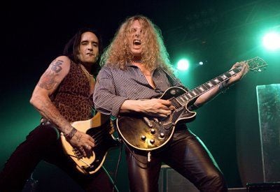 Die Musiker Marco Mandoza (links) und John Sykes von der irischen Band Thin Lizzy. (Foto: dpa)