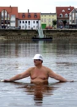 Ein Mann badet in Schönebeck in der Elbe.