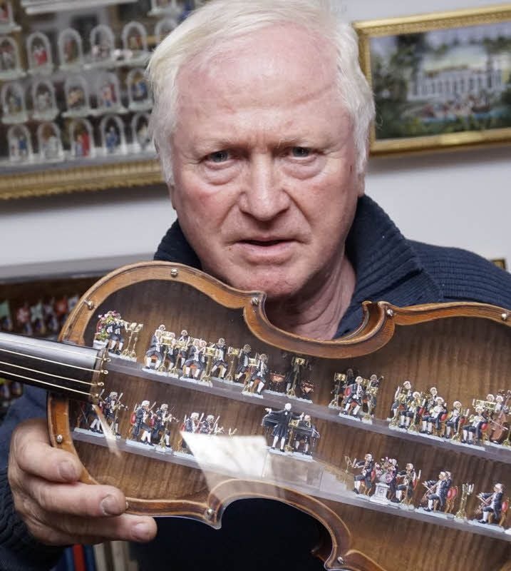 Peter Scheuch mit dem Diorama in dem Geigenkörper, den vielleicht ein Superstar unter den italienischen Geigenbauern gefertigt hat.