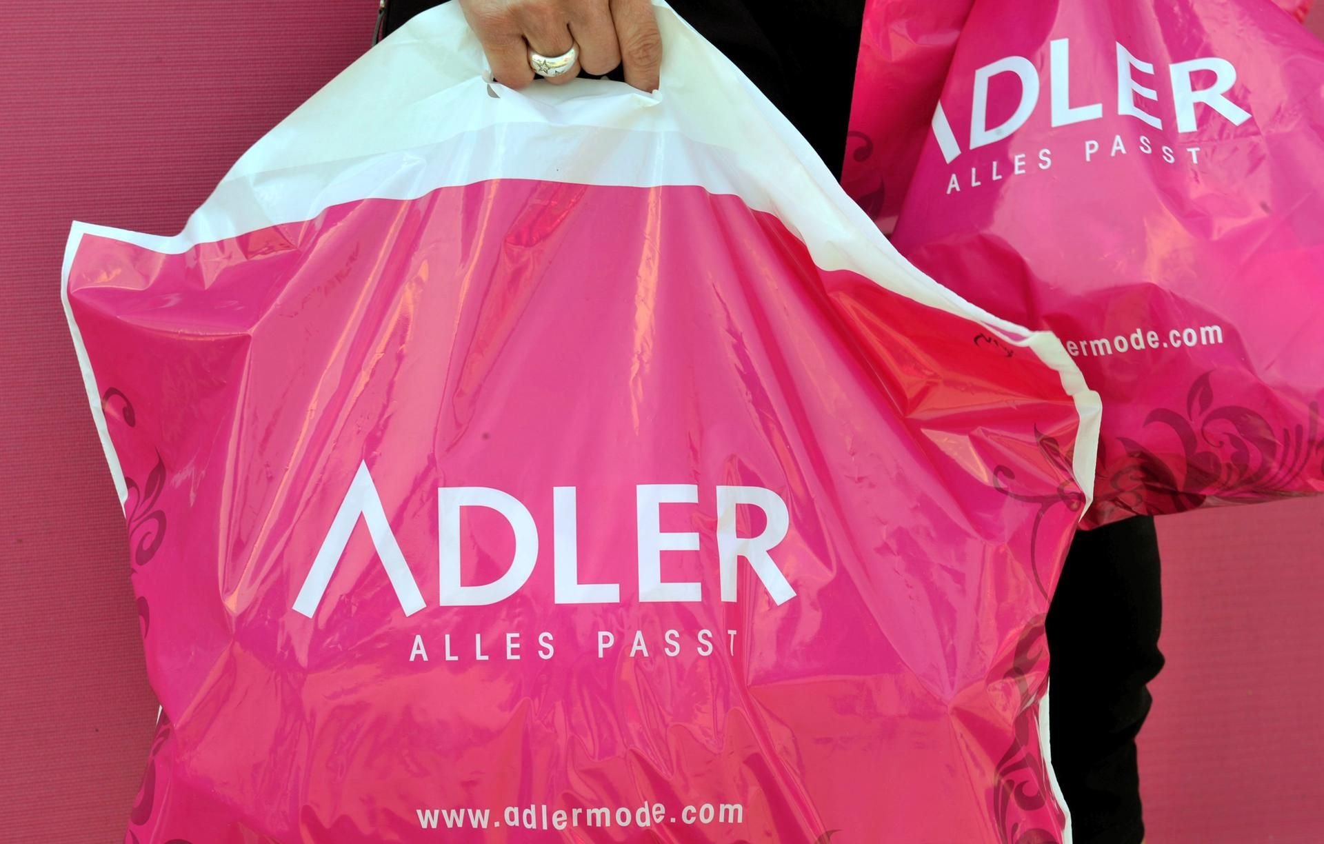 Eine Einkaufstasche mit dem Logo der Adler Modemärkte