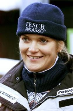 Das Archivbild zeigt die Bobfahrerin Susi Erdmann, aufgenommen am 11.11.2001 im sauerländischen Winterberg beim Weltcup-Rennen. Als erste deutsche Bob-Pilotin hat die 33-Jährige am Sonntag (16.12.2001) das Weltcup-Finale in Calgary gewonnen. Für die dreimalige Rodelweltmeisterin hat mit ihrem Einstieg in den Bob eine neue Zeitrechnung begonnen. Mit ihrem Sieg in Calgary steht der Nominierung von Susi Erdmann für die Olympia-Premiere im Frauenbob nichts mehr im Wege. dpa/lbn (zum Korr.-Bericht dpa 0213 am 17.12.2001)