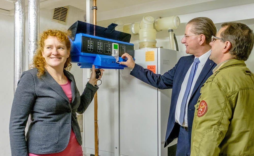 Neue Technik im Heizungskeller: Heimleiterin Katrin Müller dankt dem Buderus-Niederlassungsleiter Detlef Friedrich und dem Zerbster Installateur Gerald Mücke.