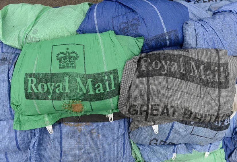 Die rätselhaften Post-Sandsäcke mit königlichem Aufdruck entstammten doch keiner Hilfslieferung aus Großbritannien.