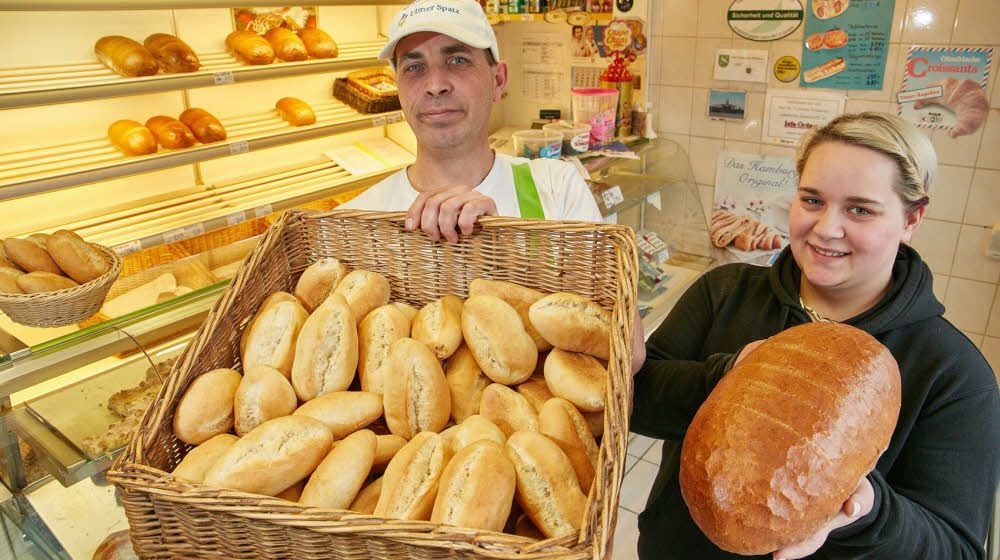 Bäcker Axel Hoppe und Verkäuferin-Azubi Antonia Ruprecht sind nicht nur Kollegen. Die junge Frau ist auch die Nichte des Chefs.