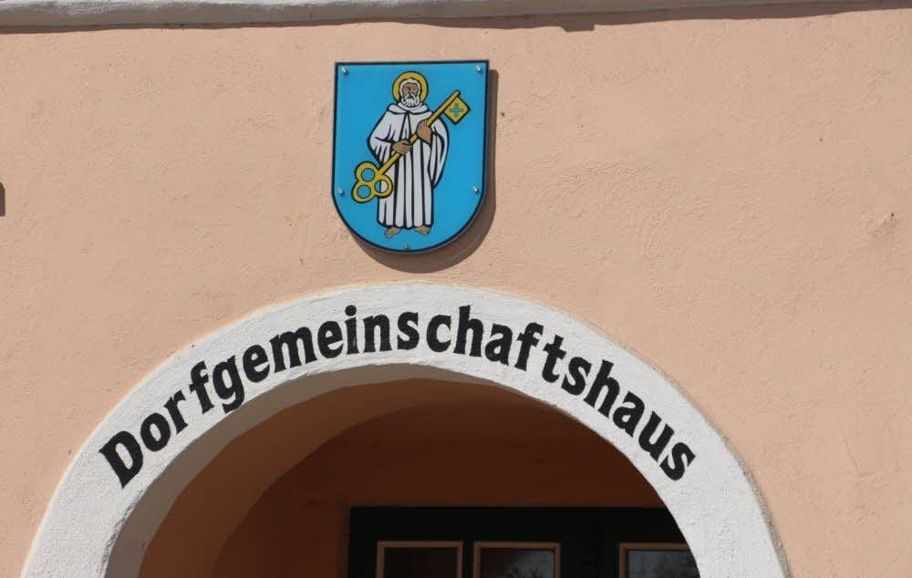 Blick auf das Ortswappen mit dem heiligen Jakobus über dem Türbogen am Dorfgemeinschaftshaus in Riethnordhausen