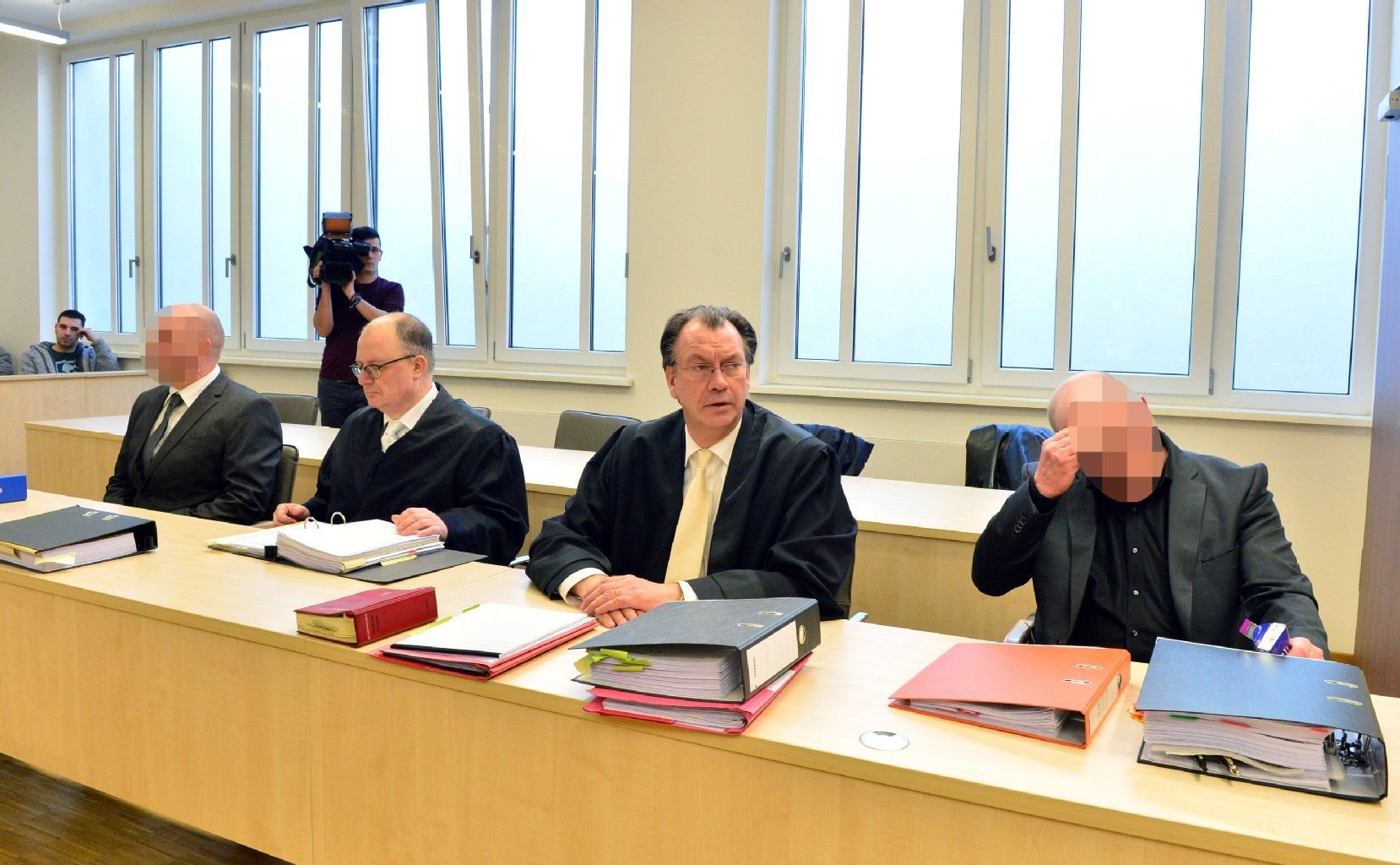 Die angeklagten Ärzte Peer-Olaf D. (r.) und Mirko D. (l.) warten mit ihren Anwälten im Landgericht in Gera.