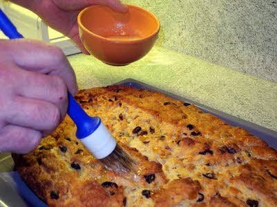 Nach dem Backen soll der Stollen erst abkühlen, bevor er gebuttert und gezuckert wird.