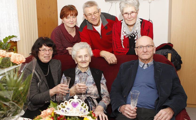 Neben Familie und Freunden kam auch Landrätin Angelika Klein (links), um Hedwig Zwarg zum 100. Geburtstag zu gratulieren.