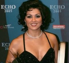 Die russische Sängerin Anna Netrebko erhält am Sonntag (16.10.2005) bei der Verleihung des «Echo Klassik 2005» im Gasteig in München die Preise in der Kategorie «Die Sängerin des Jahres » und «Bestseller des Jahres» in den Händen. (Foto: dpa)