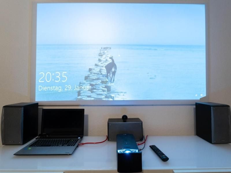 Die Leinwand muss auch zum Beamer passen - hier etwa ein Kurzdistanzprojektor. Foto: Florian Schuh
