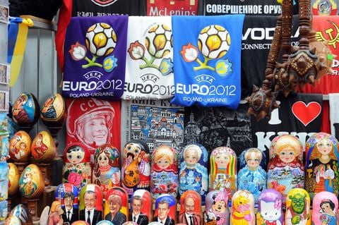 Shirts mit dem Logo der UEFA Euro 2012 Fußball-Europameisterschaft Polen - Ukraine hängen am Donnerstag in Kiew an einem Marktstand zwischen Juri Gagarin und Matroschkas. (FOTO: DPA)