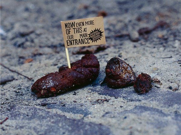 Ein Haufen Hundekot und darin ein Fähnchen mit der Aufschrift: „Jetzt noch mehr hiervon vor dem Eingang unseres Hotels“, daneben der Name des Hauses: „Hans Brinker Budget Hotel Amsterdam“ – gute Werbung oder ein schlechter Witz?